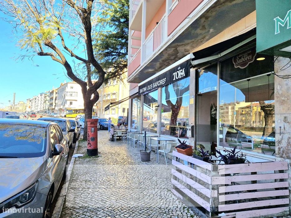 Pastelaria com esplanada junto à estação da Amadora | Investimento Gar