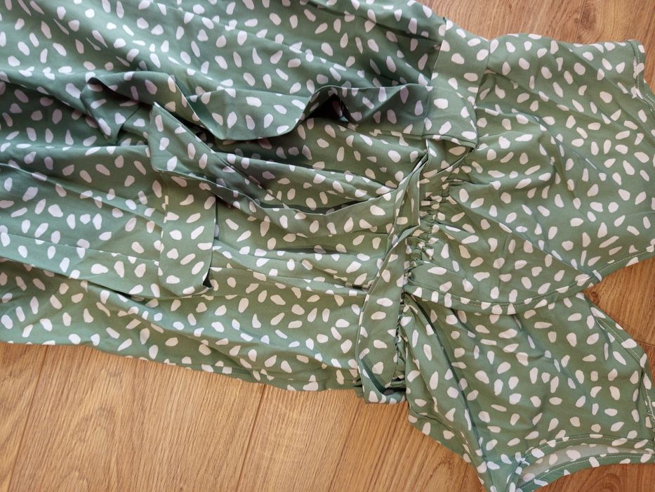 Damska zwiewna letnia sukienka na ramiączkach.