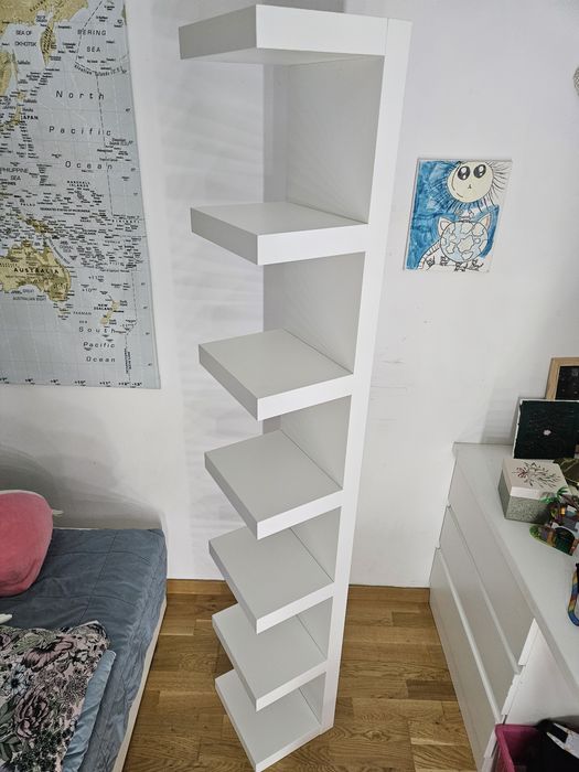 Półka Ikea lack Ta biała półka ścienna to model IKEA LACK z serii mebli modułowych.Wymiary typowe dla tego modelu to 30x190 cm.