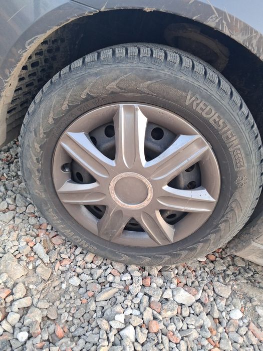 Sprzedam opony zimowe z felgami stalowymi i kołpakami 205/60 R16