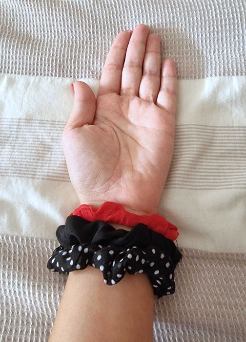 Conjunto de três pulseiras/ elásticos