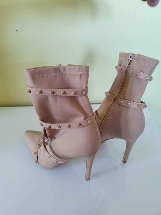 Botki beżowe szpilki 38