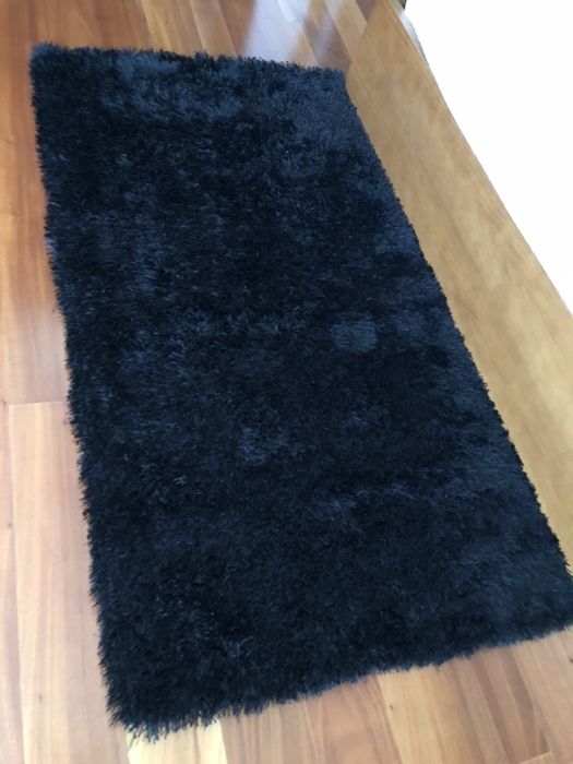 Tapetes de cor preta