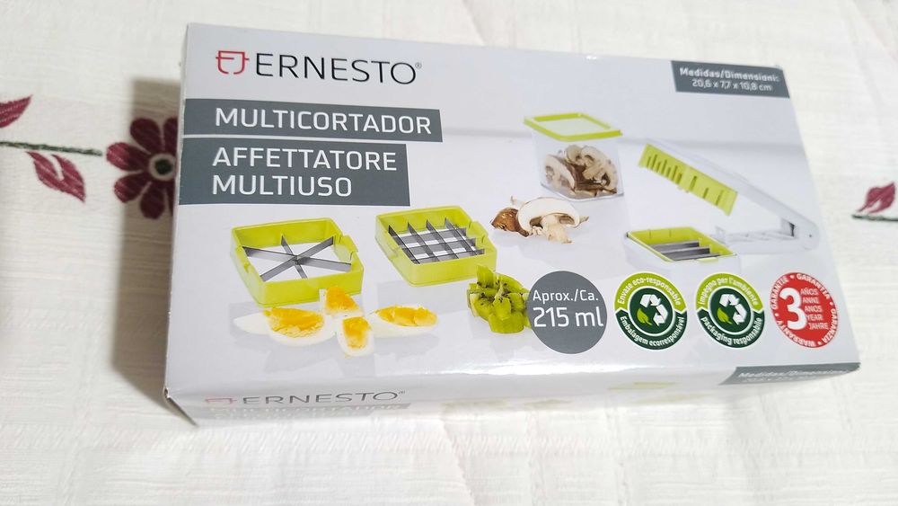 Multi-cortador, para ovos, fruta, legumes, com vários acessórios.
