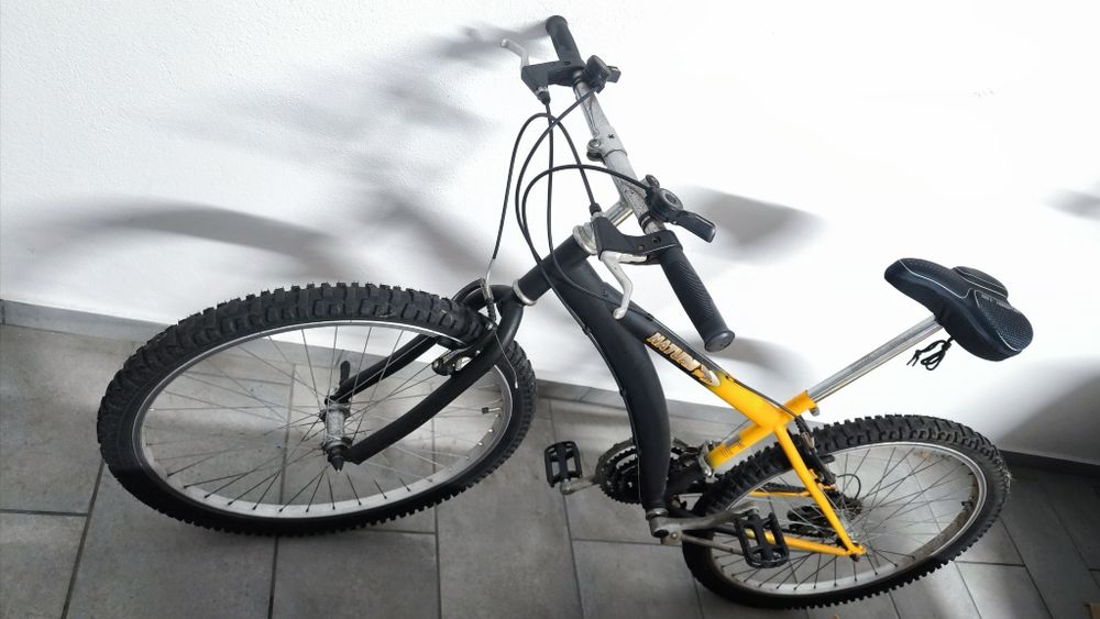 Bicicleta preta e amarela