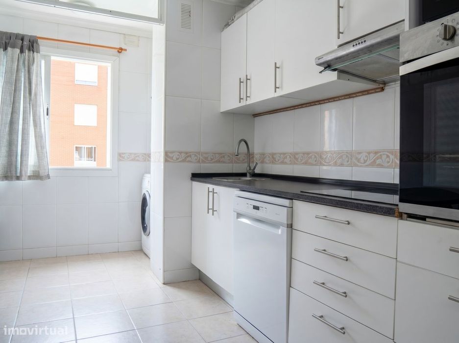 T2 com garagem, varanda e ar condicionado em Alhos Vedros