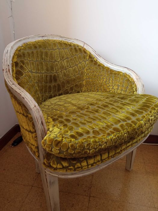 Cadeira "senhorinha", antiga e restaurada forrada a tecido verde.