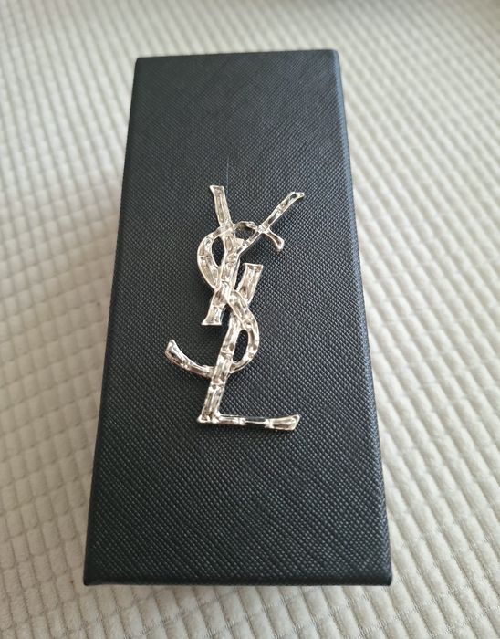 Broszka kolor srebrny YSL