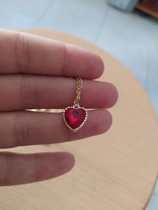 Colar dourado com coração vermelho NOVO