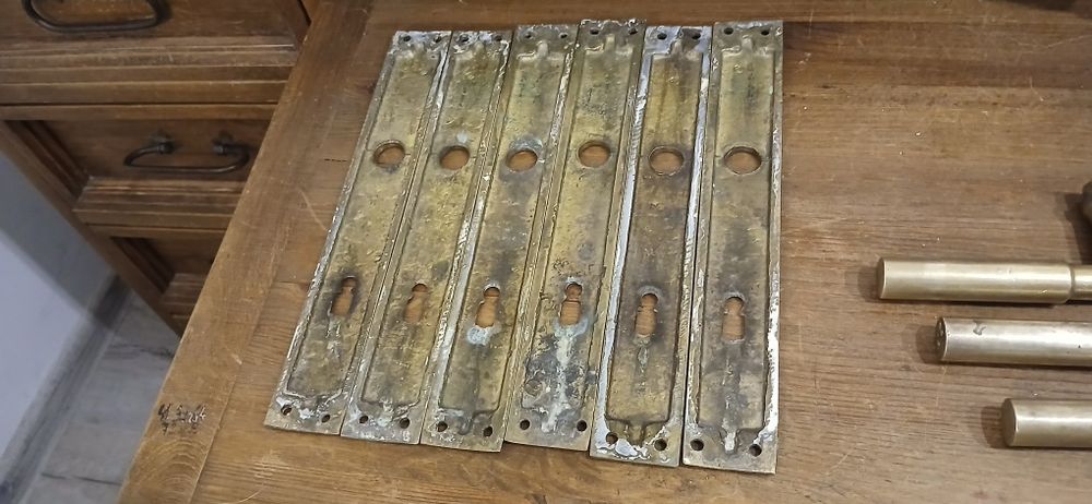 Stare mosiężne szyldy klamki, drzwi, dom.