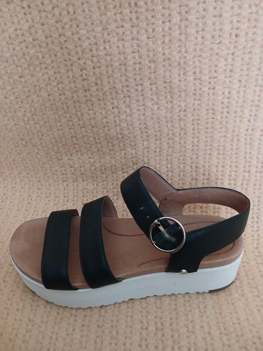 Босоножки чёрные  UGG. Оригинал.