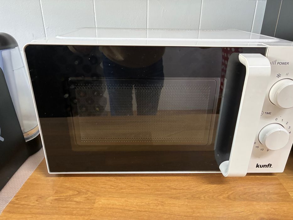 Máquina Café Cápsulas Delta, Aquecedor Toalhas e Micro Ondas