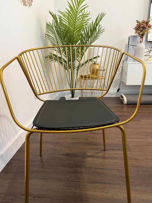 Vendo mesa em mármore e 4 cadeiras