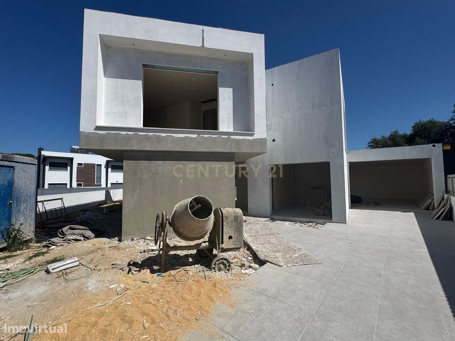 Moradia Moderna Isolada em Construção | Azeitão – Varzea