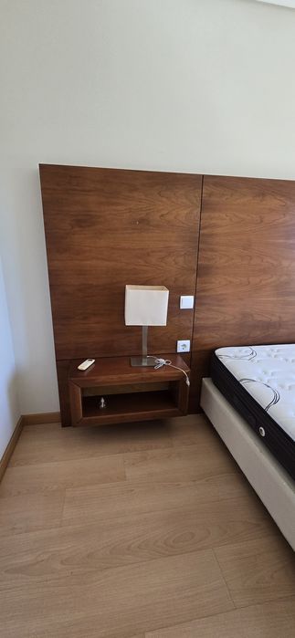 Cabeceira de Cama em madeira, com  mesa de cabeceira