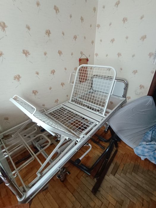 Кровать медицинская.