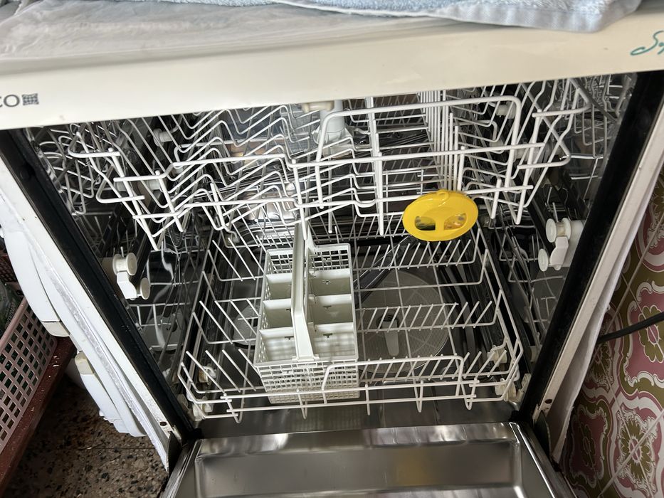 Maquina de lavar loica em bom estado funciona muito bem  nao faco entrega