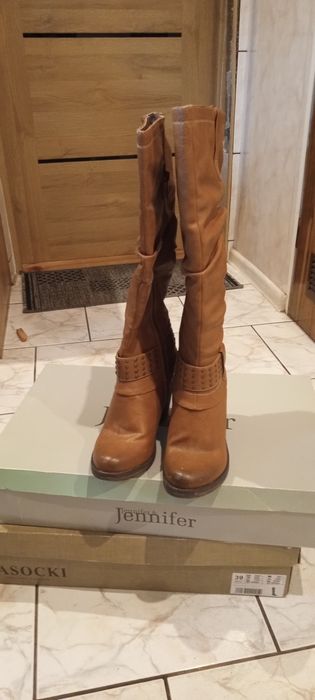 Buty kozaki długie na obcasie.
