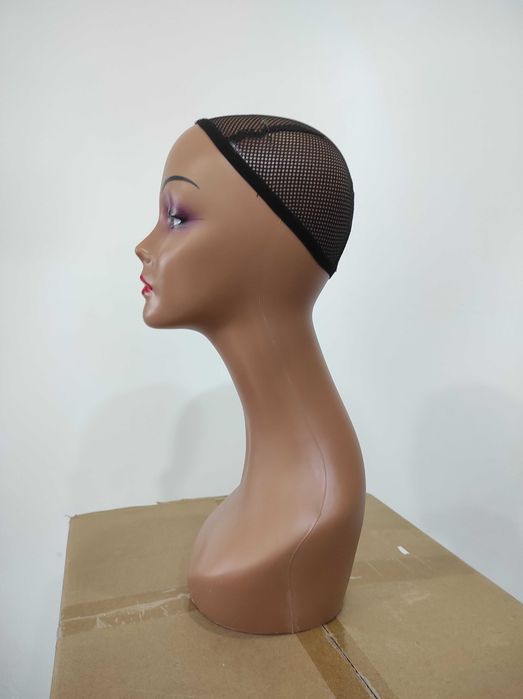 Manequim morena com touca