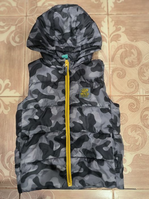 Фірмова дитяча жилетка