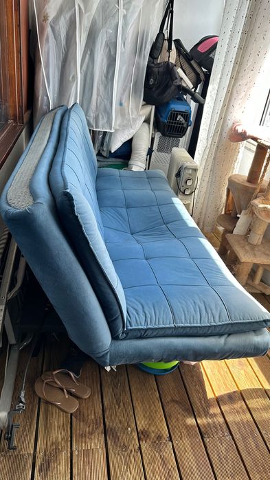 Sofa-cama azulado.
