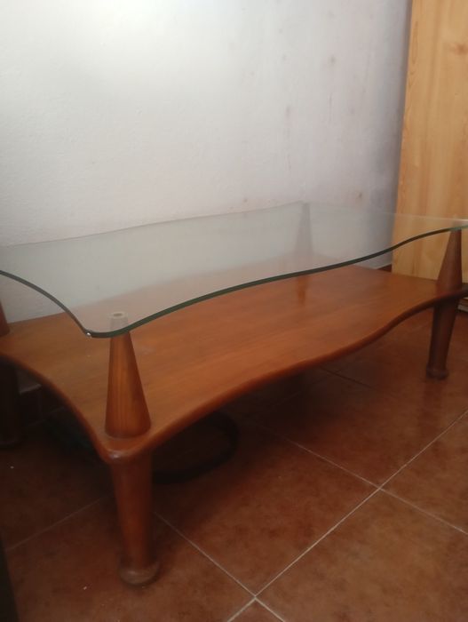 Mesa de centro com tampo de vidro