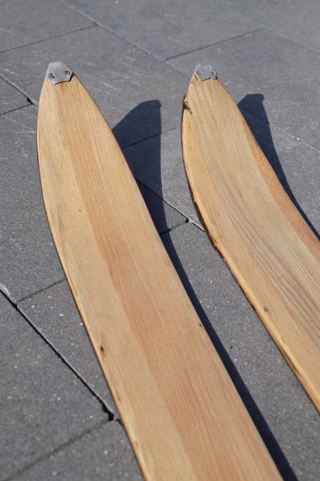 Stare narty drewniane 130 cm z kijkami