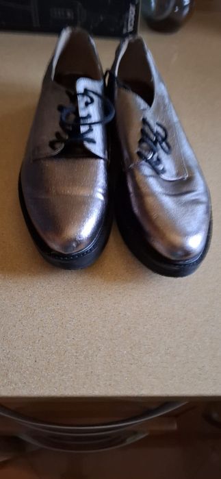 Sapatos de senhora prateados