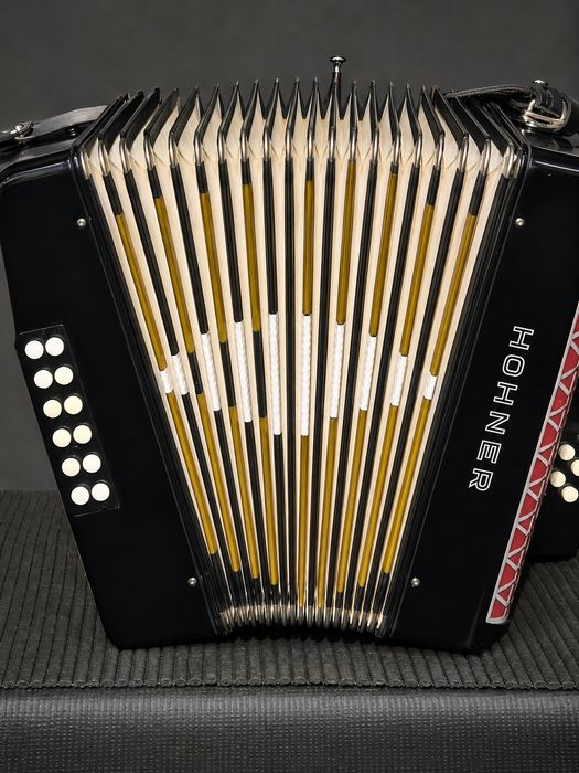Vendo concertina hohnera staurada em fã lá ré