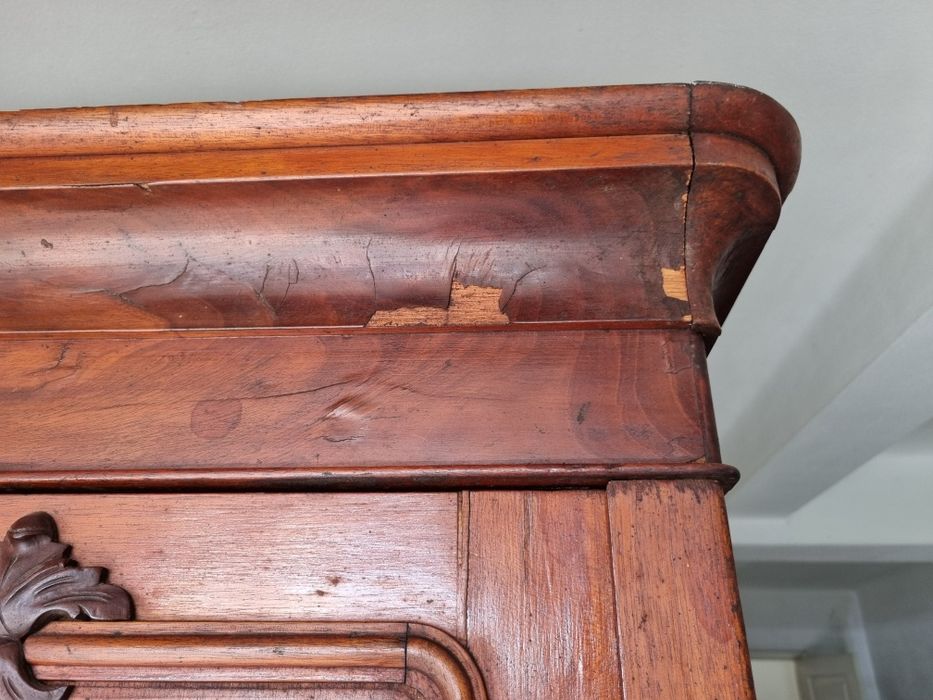 Roupeiro Centenário de Madeira Maciça