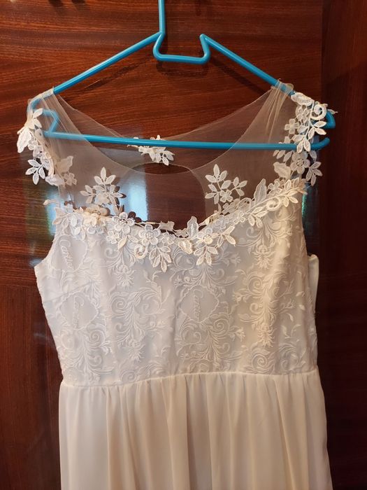 Sprzedam sukienkę koloru białego