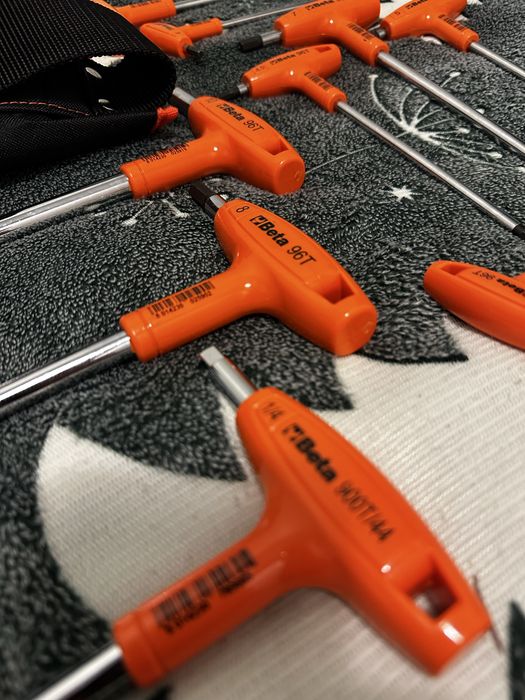 Beta - zestaw narzędzi (klucze trzpieniowe, wkrętaki, szczypce i pas)