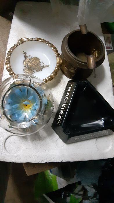 Cinco cinzeiros em bom estado