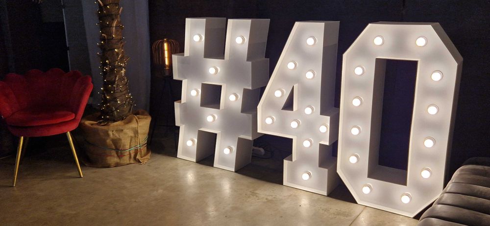 Wynajem cyfr LED „40” – idealne na 40. urodziny lub jubileusz!