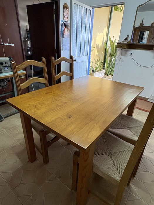 Mesa de madeira em Pinho com 4 cadeiras