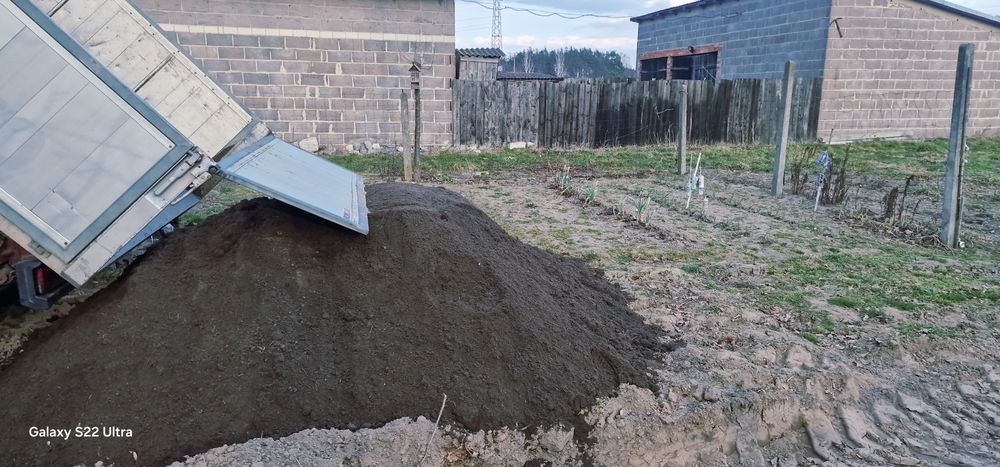 Ziemia /czarnoziem /obornik /ziemia pod warzywa/trawnik.