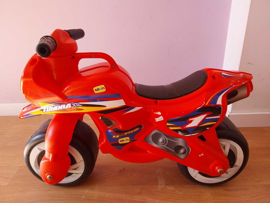 Mota criança sem pediais