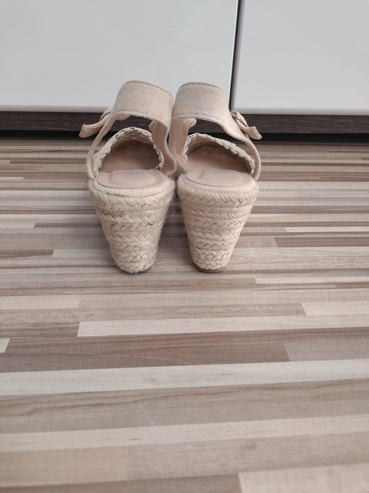 Buty na koturnie