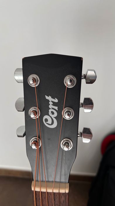Guitarra acústica Cort em perfeito estado com acessórios