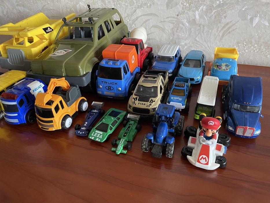 20 машинок іграшки