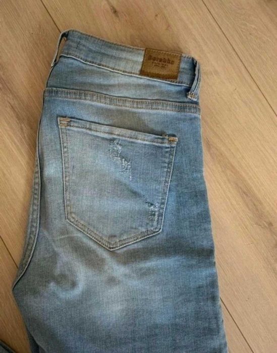 Jeansy rurki Bershka z wysokim stanem