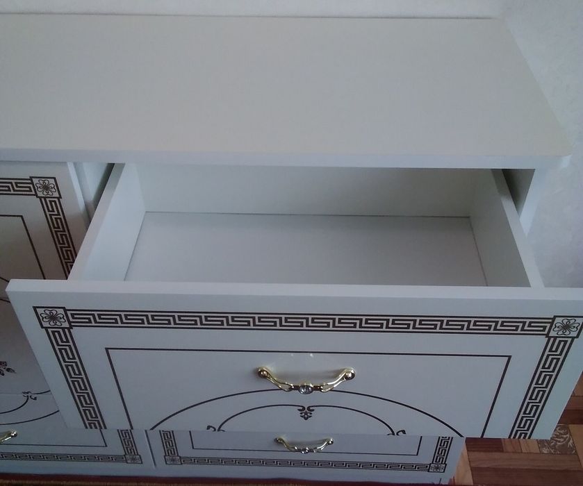 Продаётся новый комод белый полированый