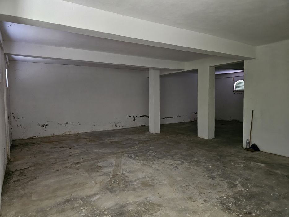 Cave com área de 141 m2
