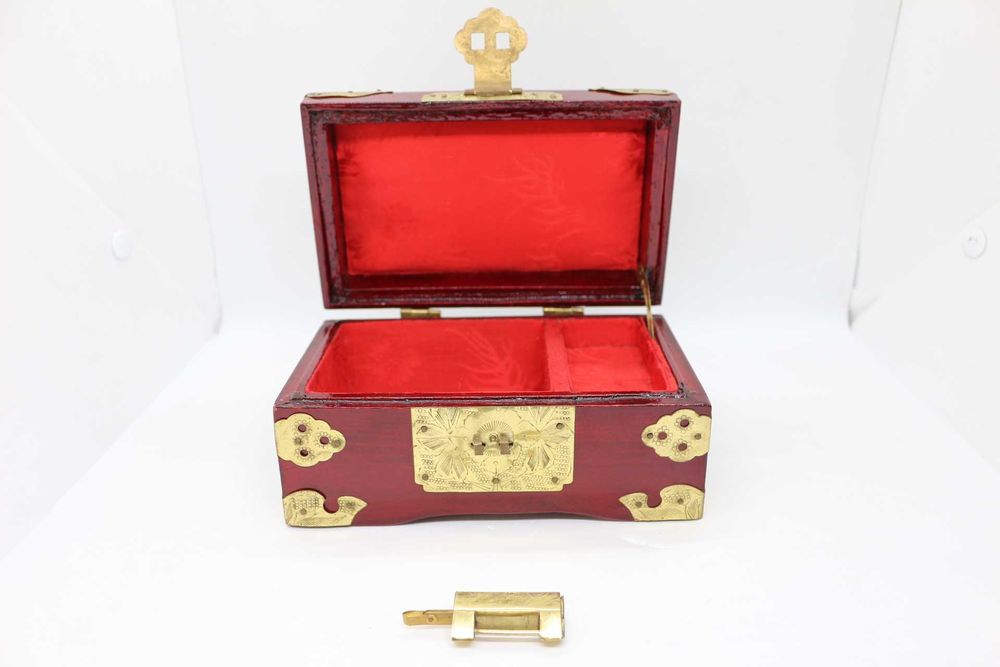 Caixa Chinesa Guarda Joias com Embutidos em Jade e Latão