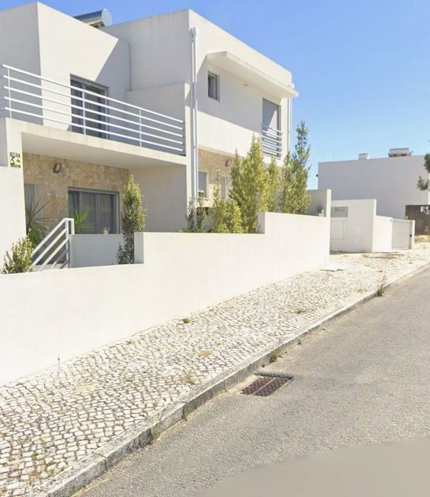 Moradia T3 Logradouro cave com garagem Sesimbra