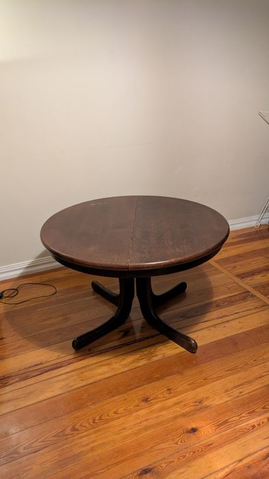 Piękny okrągły brązowy drewniany stół