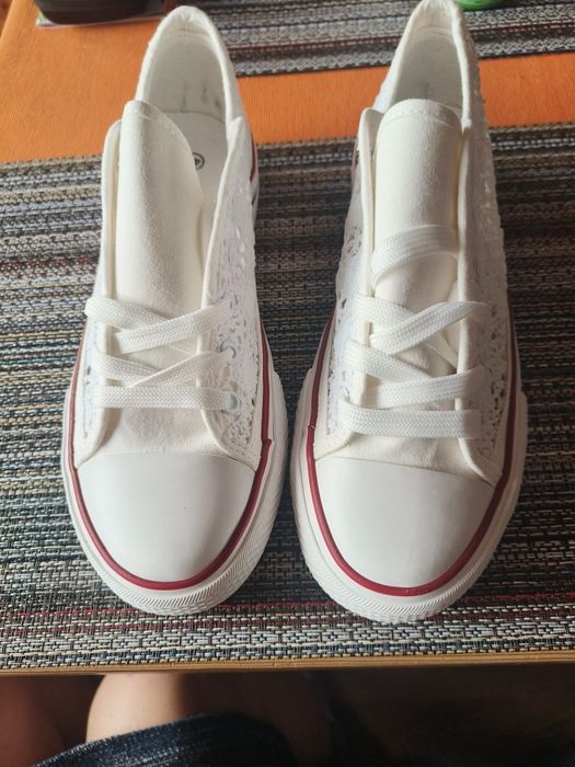 Piękne nowe białe koronkowe trampki