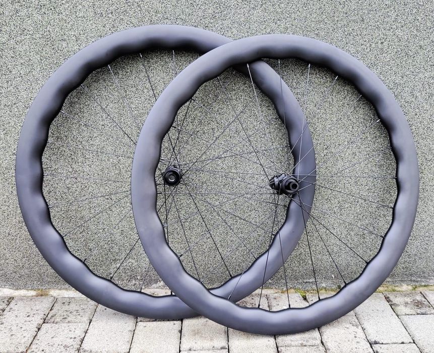 Nowe koła carbonowe szosa / gravel stożek falowany 50/45mm 1440g