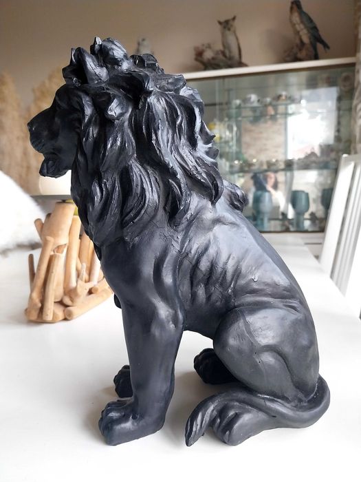 Estátua/estatueta de leão preto
