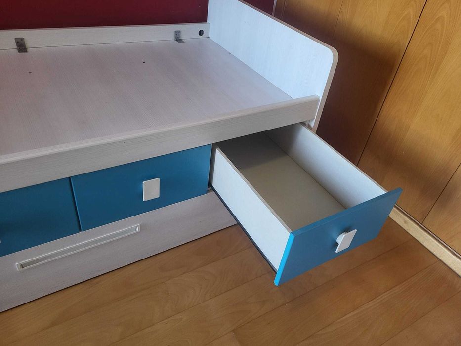 Cama usada de solteiro dupla com gavetões.